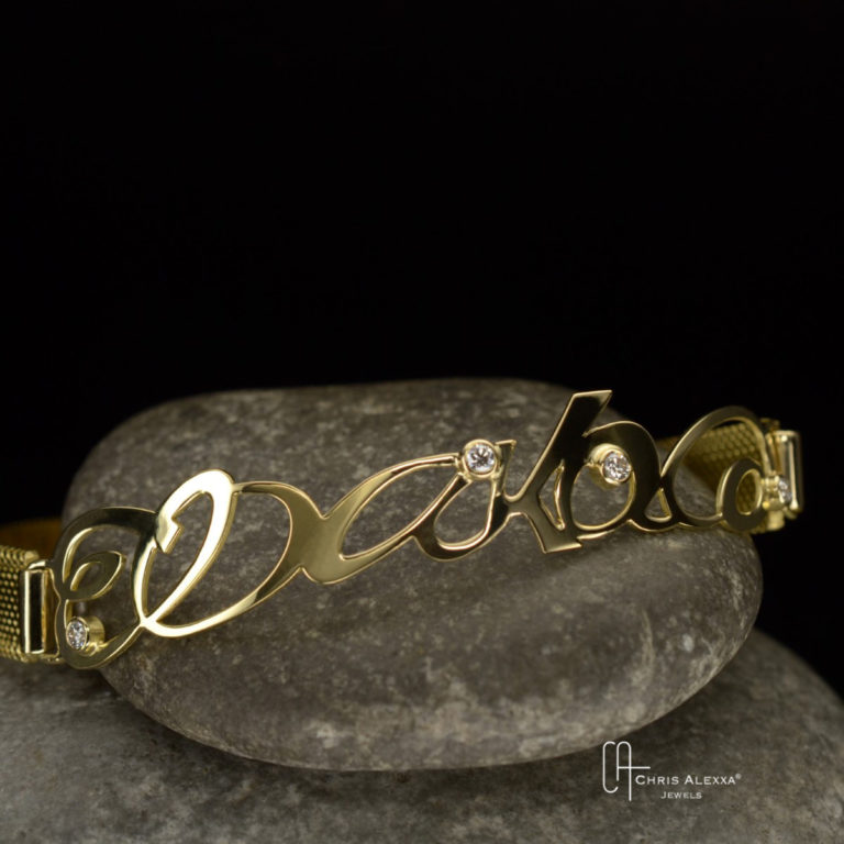 Bracelet or et diamants aux initiales de la famille. Chris Alexxa.